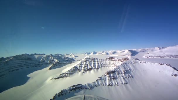 グリーンランドの凍った北極のツンドラ上空を飛行する飛行機の前から撃たれたハメ撮り — ストック動画