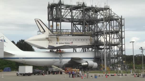 Space Shuttle Endeavor Piggybacks Back 747 — Stock video