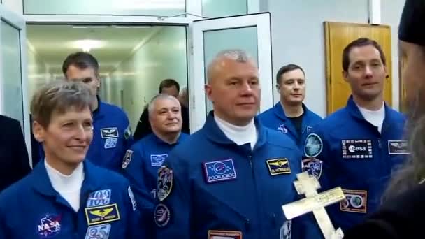 Załoga Rosyjskiej Rakiety Sojuz Otrzymuje Błogosławieństwo Rosyjskiego Prawosławnego Księdza — Wideo stockowe