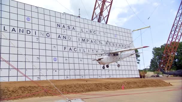 Nasaの研究者は安全性を向上させるために飛行機をテストする — ストック動画