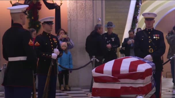 우주비행사 글렌군 경호원 장례식을 치렀다 — 비디오