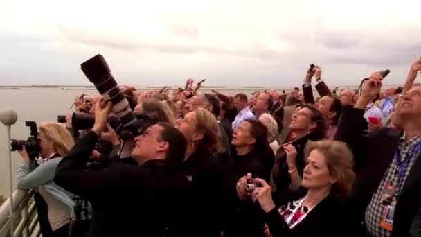 Toeschouwers Kijken Naar Lancering Van Een Raket — Stockvideo