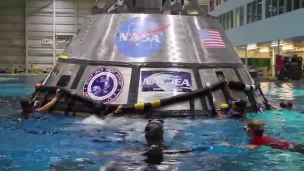 Engenheiros Nasa Praticam Resgate Com Cápsula Orion Johnson Space Center — Vídeo de Stock