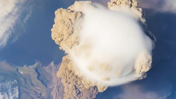 ロシアのサリチェフ火山上空での注目すべき空中撮影が噴火 — ストック動画