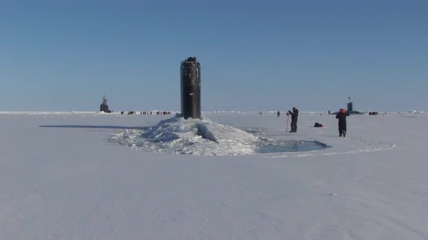 2018 Amerikaanse Marine Zeilers Graven Rond Een Artikel Sneeuw Terwijl — Stockvideo
