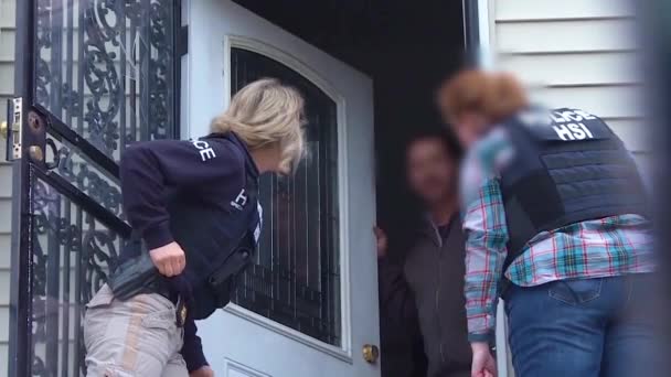 2018年 Ice特工在家中逮捕帮派成员 — 图库视频影像