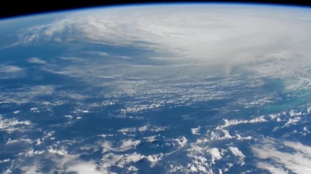 巨大な嵐 ハリケーン マシューは 国際宇宙ステーションから見られるように形成されます — ストック動画