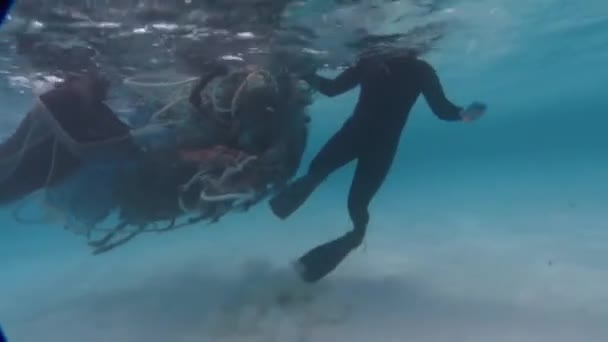 Mergulhadores Trabalham Para Remover Redes Pesca Emaranhadas Recifes Coral Perto — Vídeo de Stock