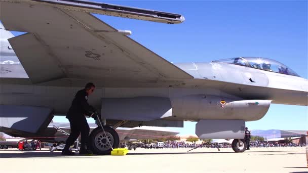 2018 Viper Conducido Por Una Pista Aterrizaje Fuerza Aérea — Vídeo de stock