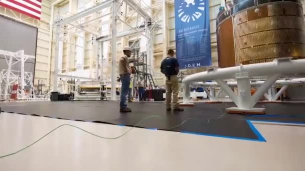 Масова Частина Космічного Апарату Оріон Переміщується Через Виробництво Інженерами Наса — стокове відео