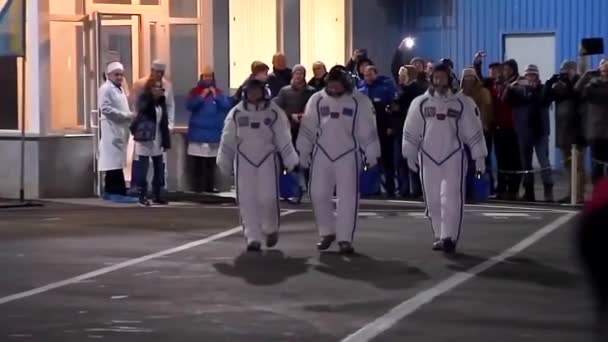 Rosyjscy Amerykańscy Astronauci Wychodzą Lądowisko Przed Wejściem Pokład Rakiety Sojuz — Wideo stockowe