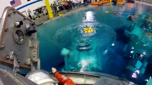 Nasa Mérnökök Gyakorolják Splashdown Mentés Orion Kapszula Johnson Space Center — Stock videók