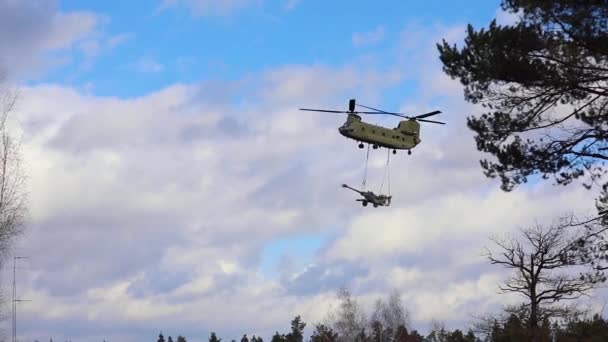 2018 Helicóptero Del Ejército Estadounidense Transporta Una Pieza Artillería Campo — Vídeo de stock