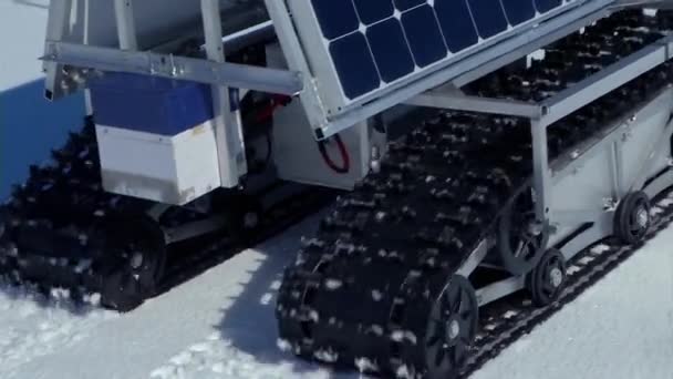 在美国宇航局的研究人员的监督下 一辆太阳能漫游车在格陵兰上空行驶 — 图库视频影像