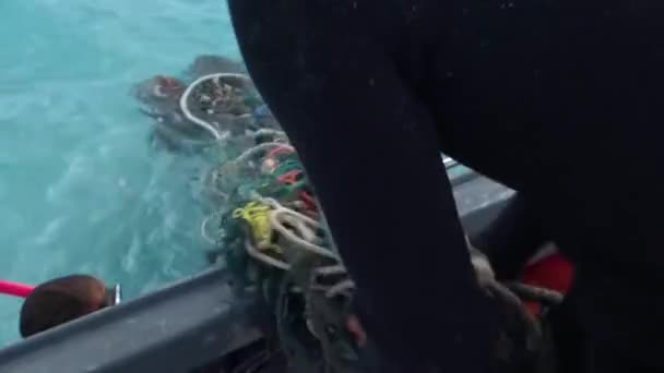 Nurkowie Wyciągają Stare Sieci Rybackie Inne Szczątki Wód Oceanicznych Niedaleko — Wideo stockowe