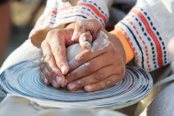 Çanak çömlek sınıfları, toprak kap tekerlek üzerinde yapma öğrenci.