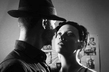 Kara film: Çift karanlıkta kucaklayan sevgi dolu romantik