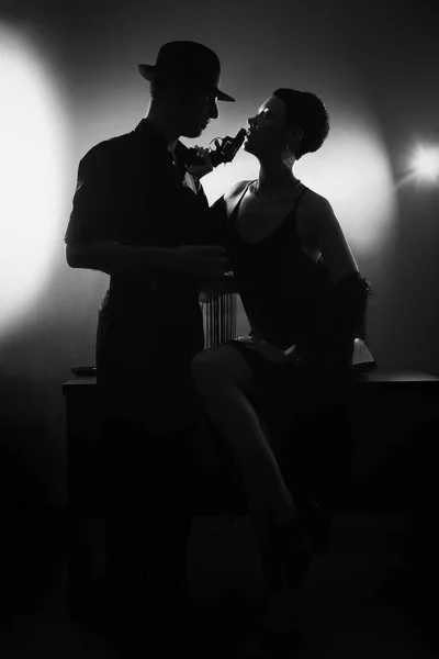 Cine negro: pareja amorosa romántica abrazándose en la oscuridad — Foto de Stock