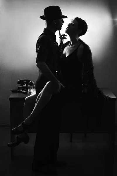 Kara film: Çift karanlıkta kucaklayan sevgi dolu romantik