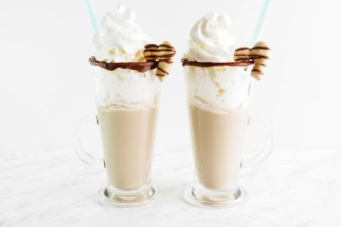 Sütlü kokteyl, kalp şeklinde kurabiye.