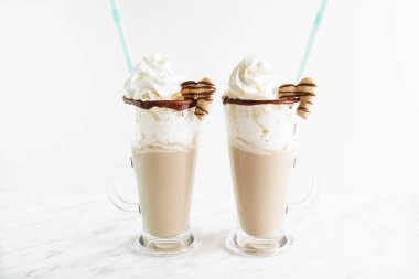 Sütlü kokteyl, kalp şeklinde kurabiye.