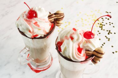 Sütlü kokteyl, kalp şeklinde kurabiye.