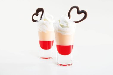 Çok katmanlı kokteyl atış, yakın çekim. Saint Sevgililer günü.