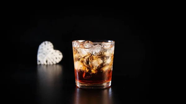 Kalpleri ve alkol siyah masada bardak