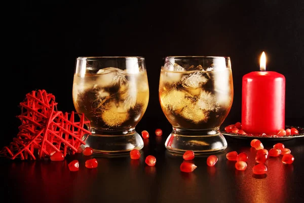 Dos vasos con alcohol y hielo — Foto de Stock
