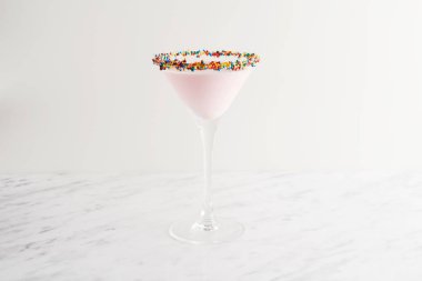 Beyaz süt kokteyl, yakın çekim. Reçelli kalpler ile dekore edilmiş.