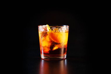 Alkol siyah masada bardak