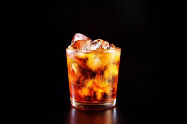 Alkol siyah masada bardak