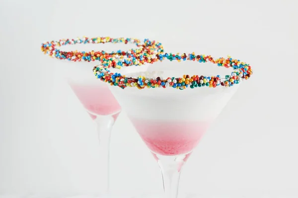 Beyaz süt kokteyl, yakın çekim. Reçelli kalpler ile dekore edilmiş.