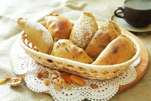 Rus pirozhki, köftesi ya da pies sepet üzerinde pişmiş