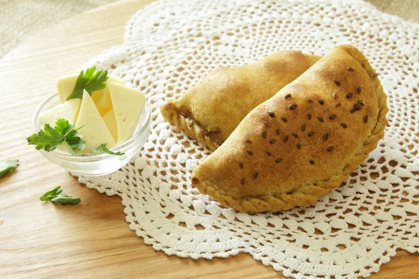 Rosyjski pirozhki, pieczone placki lub placki na kosz — Zdjęcie stockowe