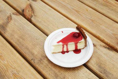 Dilim vişneli cheesecake