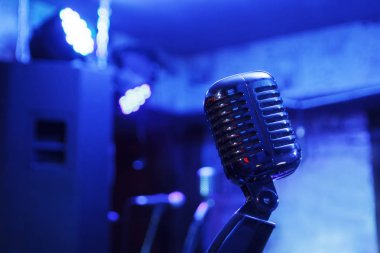 Sahnede Retro mikrofon