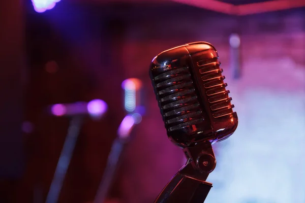 Sahnede Retro mikrofon