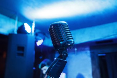 Sahnede Retro mikrofon