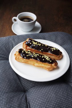 Taze siyah kahve fincan kahve eklerleri ile beyaz plaka