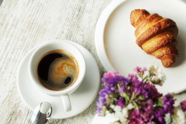 Kruvasan ile taze siyah kahve ile beyaz plaka