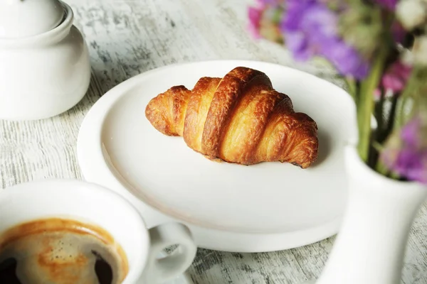 Kruvasan ile taze siyah kahve ile beyaz plaka