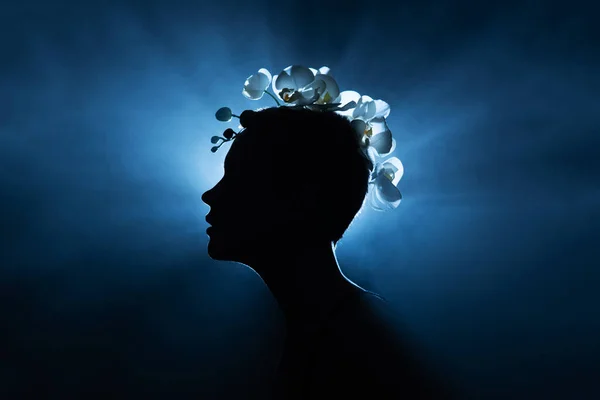 Karanlıktaki kadın silueti ışınları