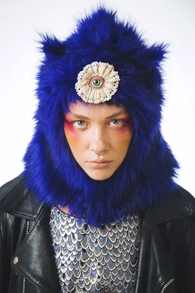 kavramsal cadılar bayramı makyajı, ceket giymiş.