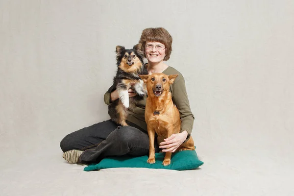 Glückliche Seniorin mit zwei verschiedenen Hunden — Stockfoto