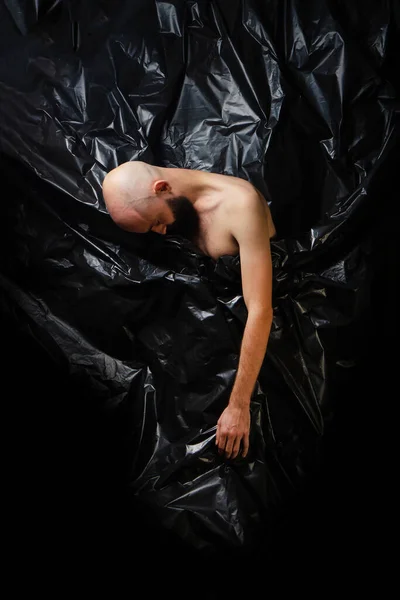 Karanlıktan gelen etkileyici erkek portresi.