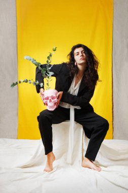 Siyah kıvırcık saçlı bir kızın portresi..