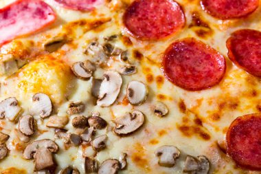 Dört tat pizza biberli peynirli mantar ve yapardı