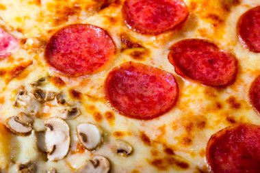 Dört tat pizza biberli peynirli mantar ve yapardı