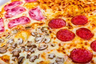 Dört tat pizza biberli peynirli mantar ve yapardı